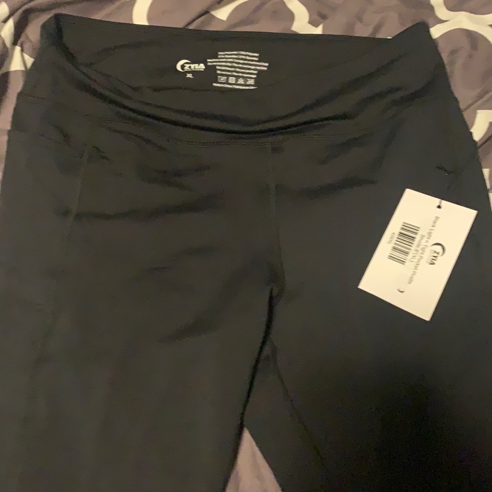 Zyia Black light and tight pocket hustle shorts